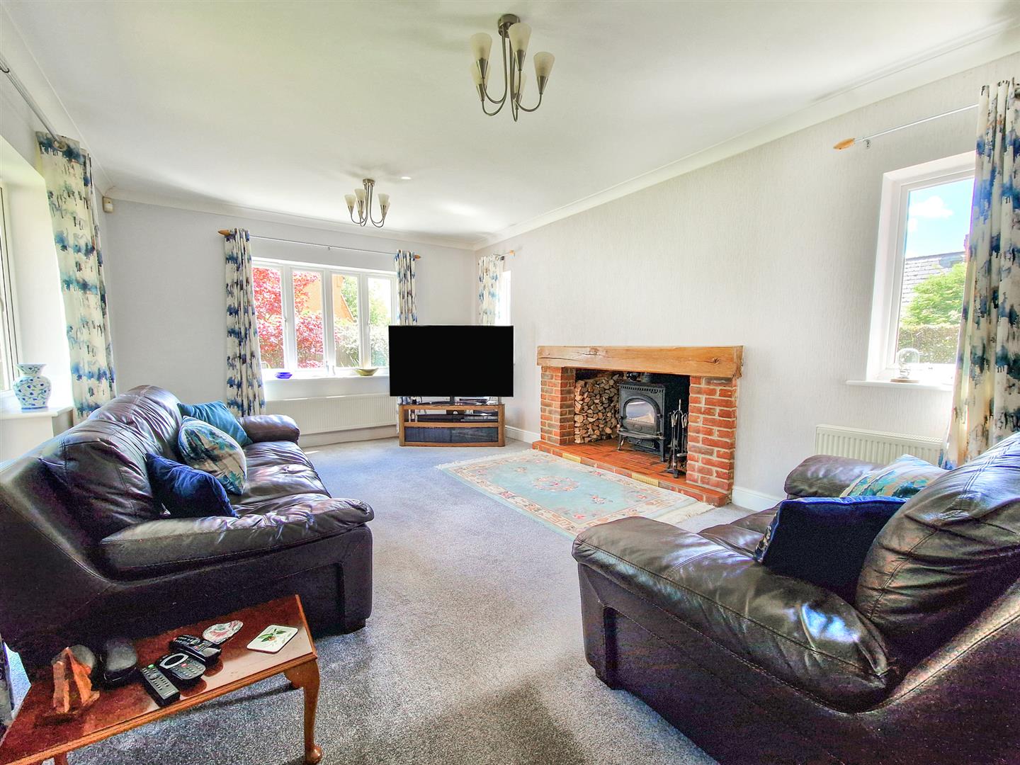 5 bed property in Cranfield Road, Newport Pagnell